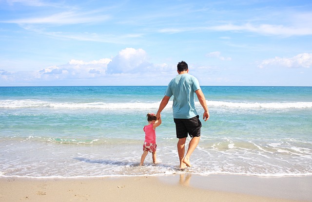 táta s dcerou na pláži