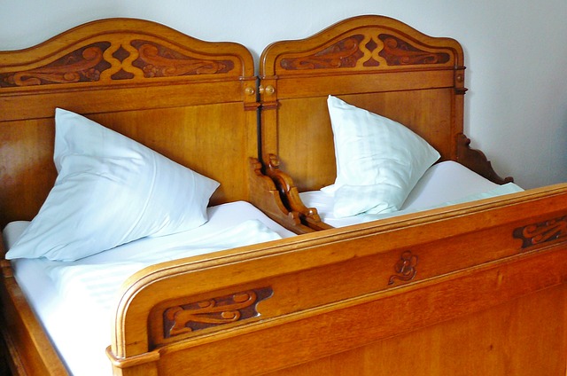 starožitná postel.jpg